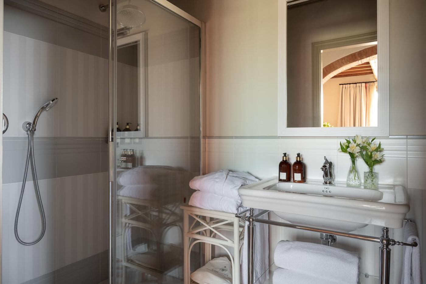 Hotel Torre A Cona Wine Estate à San Donato in Collina Extérieur photo